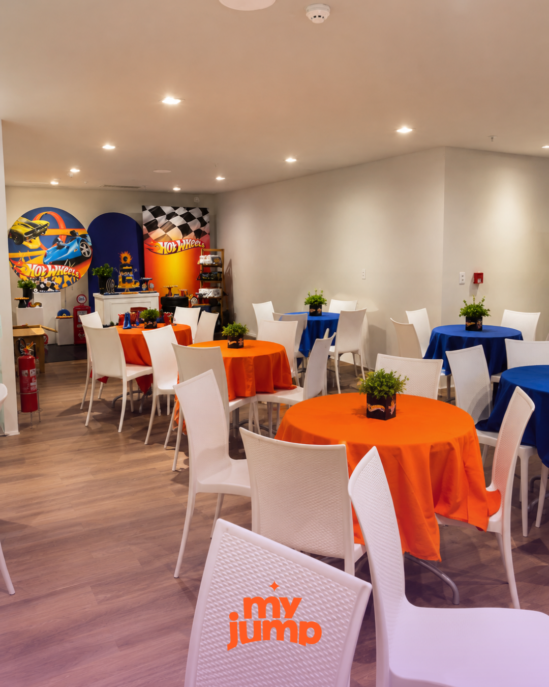 Mesas decoradas para festa no espaço de eventos do My Jump